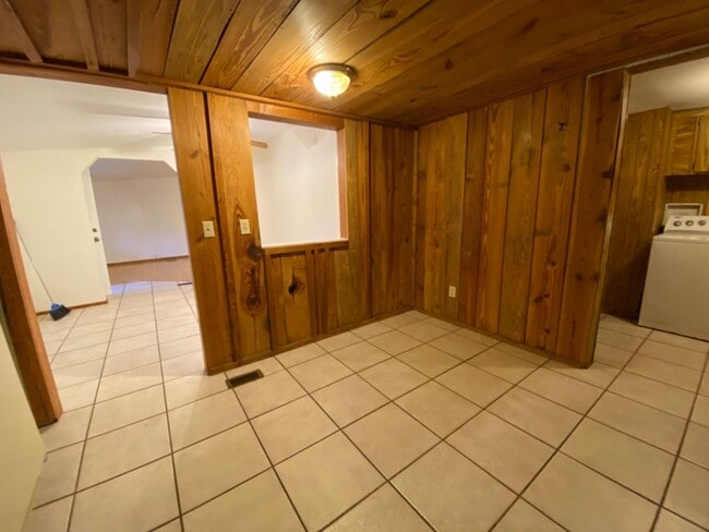 Building Photo - 3 Bedroom, 2 Bath home just outside of Live Oak