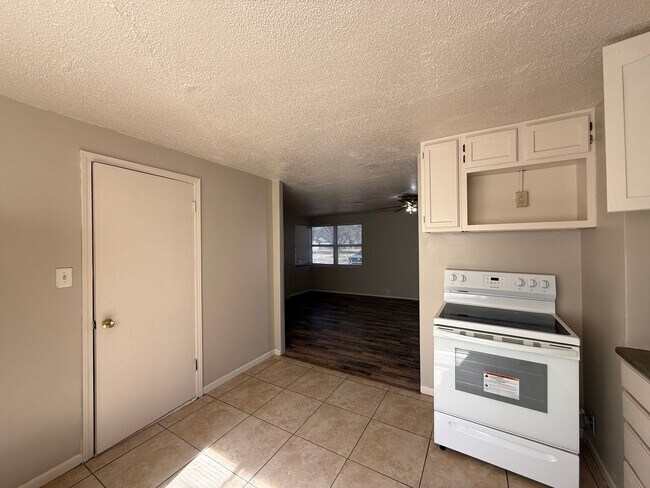 Foto del edificio - 1809 E Bayley St