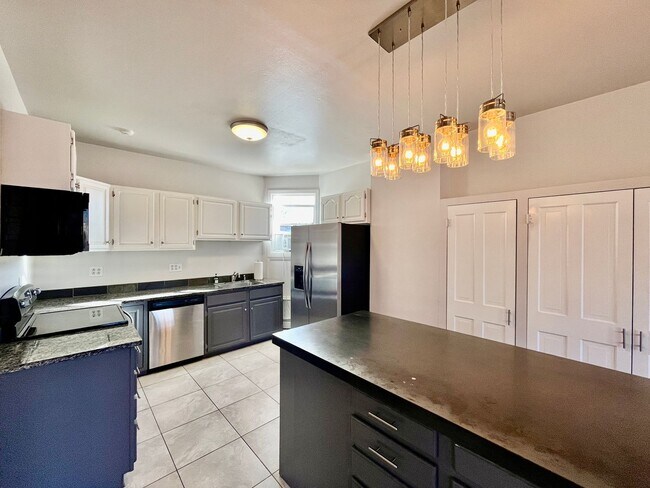 Foto del edificio - Beautiful 3 Bedroom (+ a 2 car garage) Lof...