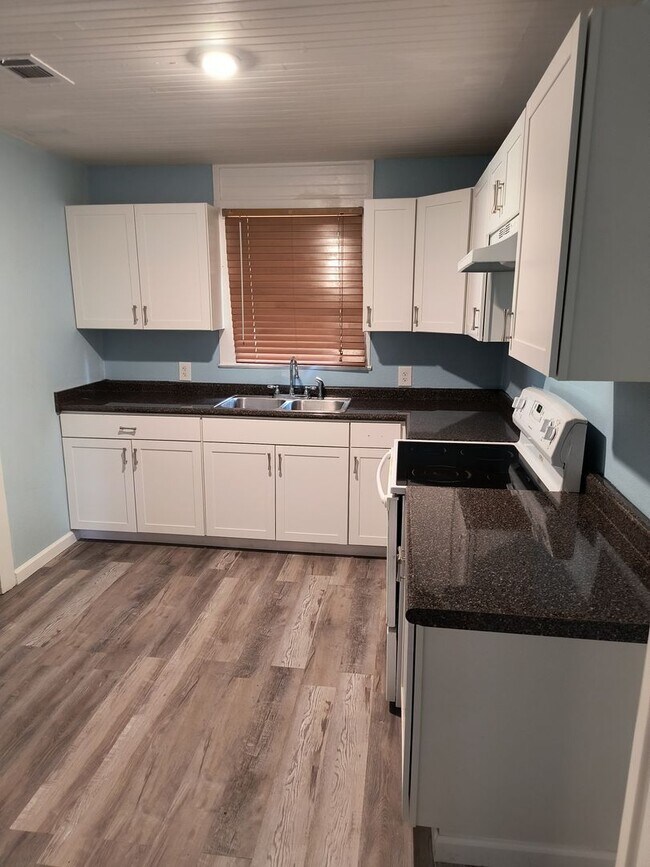 Building Photo - Beautifully Remodeled 3 Bedroom 2 Bath Hom...