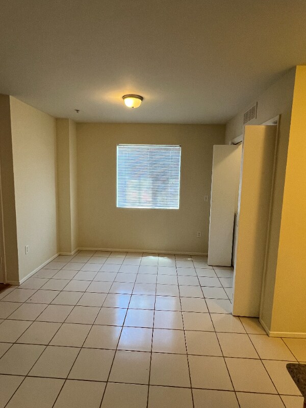 Building Photo - 600 Hosking Ave