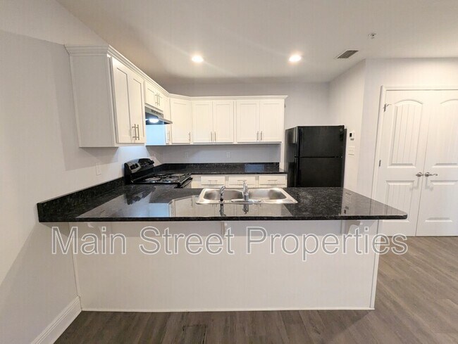 Foto del edificio - 313 N Navy Blvd