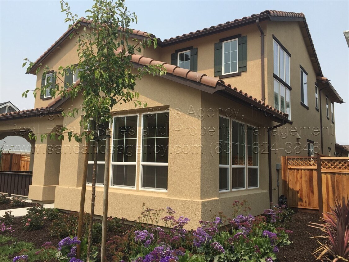 Newer 4 Bed/2.5 Bath Luxury Home in New Ma... Alquileres en East