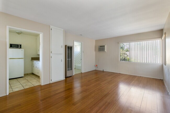 Living space - 738 Santa Barbara St