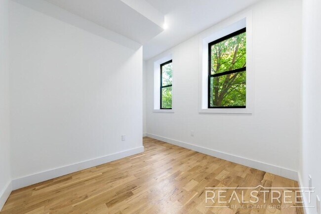 Foto del edificio - Brand New 5 bed 5 Bath Duplex with 2 Roof ...