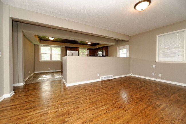 Building Photo - 4 Bedroom / 2 Bath Home Available Now!