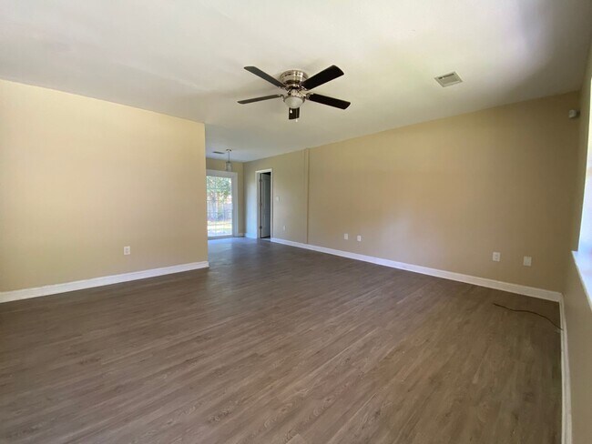Building Photo - 980 White Cir