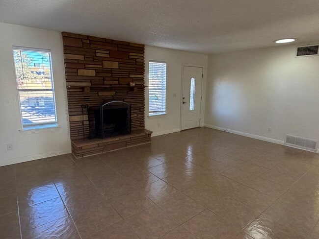 Foto del edificio - Charming 3 Bedroom with Huge Master Suite