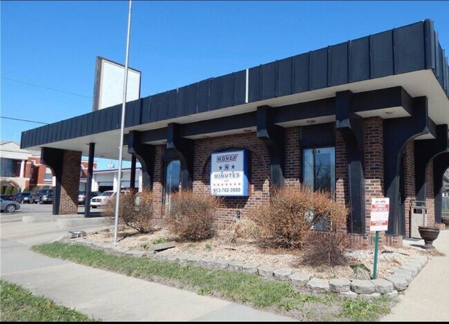 Building Photo - 218 S Kansas Ave