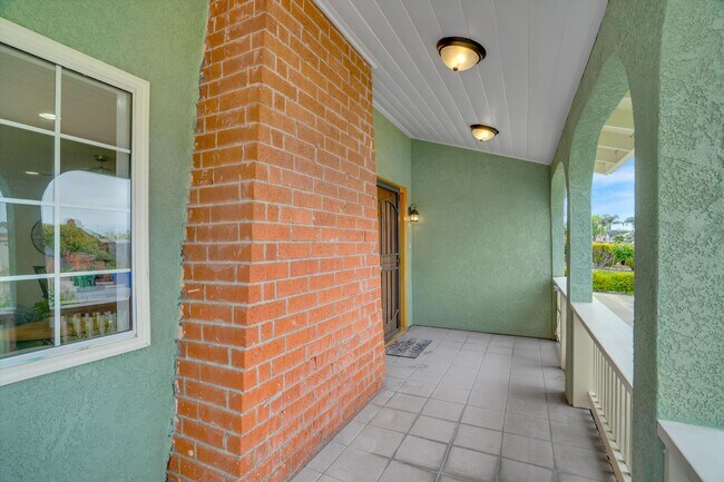 Foto del edificio - Spacious 3 Bed / 2 Bath + Separate In-Law ...