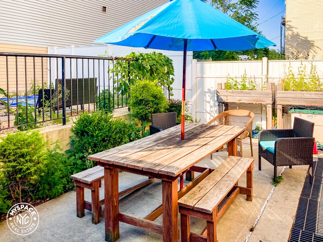Foto principal - 1099 Willoughby Ave