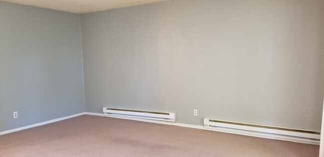 Building Photo - Large one bedroom one bath upstairs unit. ...