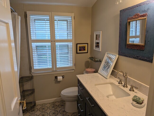 Foto del edificio - 444 Hidden Valley Ln