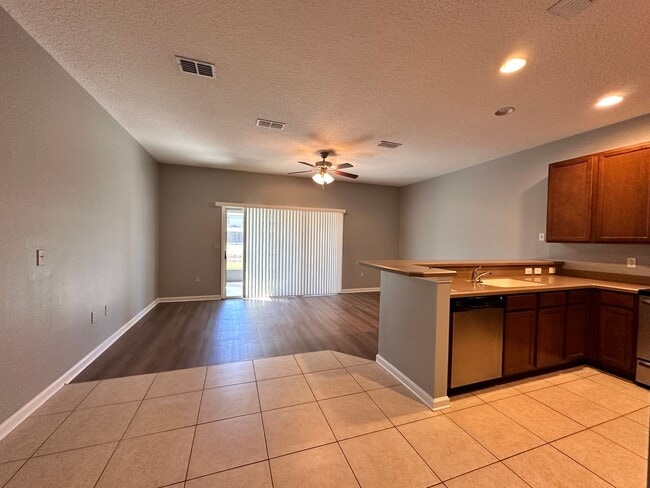 Building Photo - Immaculate 3/2.5 Townhome in Bartram Park-...