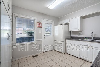 Building Photo - 2135 Knighton Dr