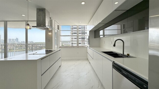 Building Photo - 18061 Biscayne Blvd
