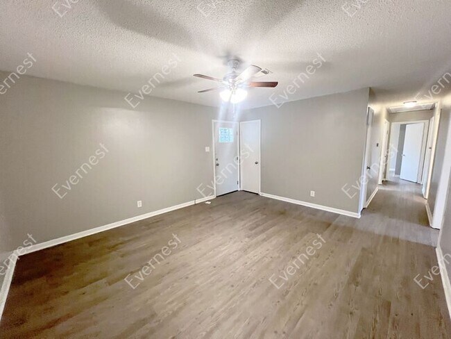 Foto del edificio - 5520 McClellan Dr