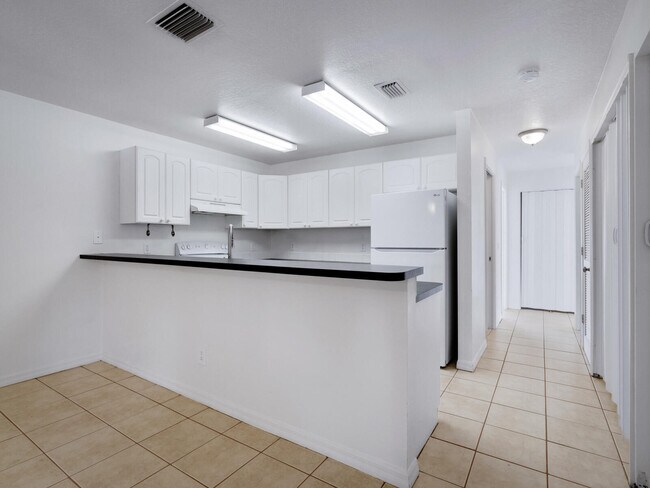 Cocina - 4834 Old Bradenton Rd