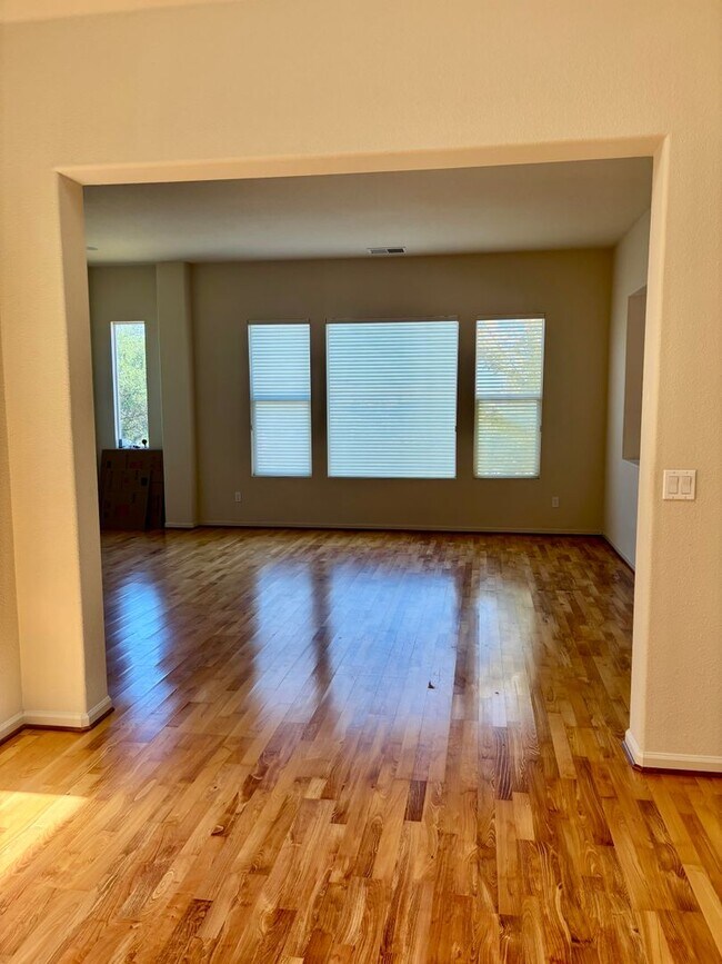 Building Photo - Spacious 3 to 4 Bedroom, 4-Bath Home in Pr...