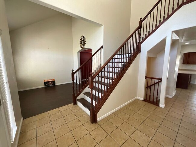 Building Photo - 6 bedroom 3 1/2 bathrooms 2 car garage Lar...
