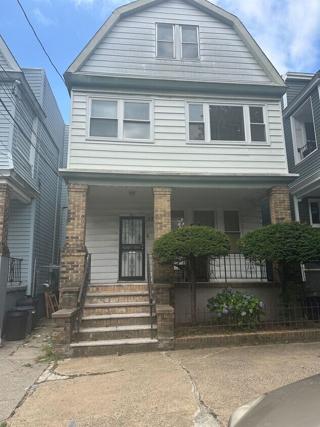 Primary Photo - 37 Dwight St