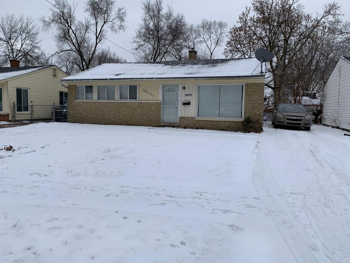 Cozy 3-Bed Home with Spacious Yard in Inkster! - Cozy 3-Bed Home with Spacious Yard in Inkster!