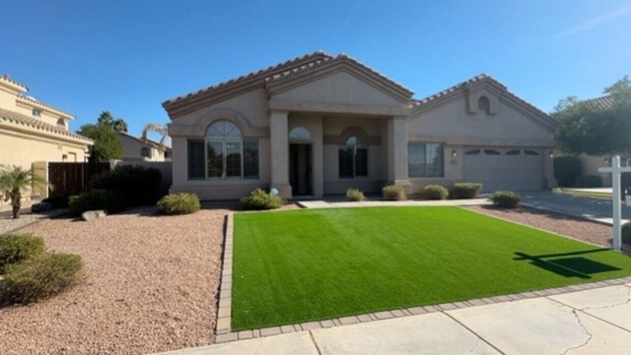 Primary Photo - Spacious 4 bed, 2.5 bathroom home in the h...