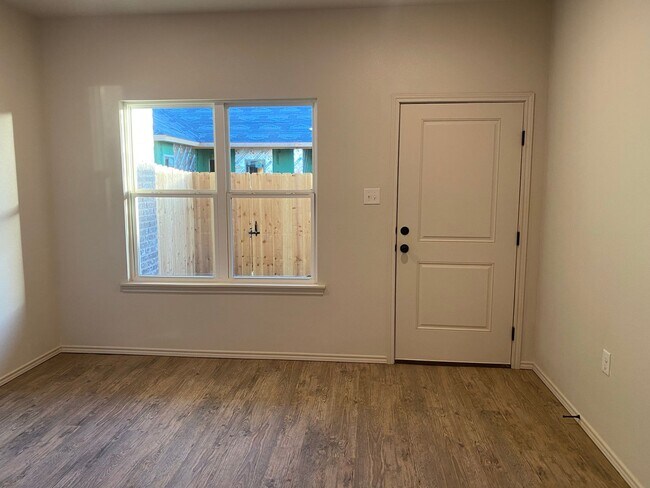 Building Photo - 2/2/1 Townhome