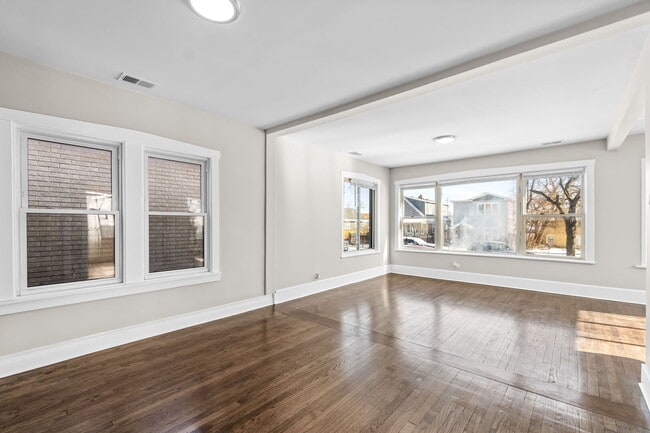 Foto del edificio - 2142 N Mobile Ave