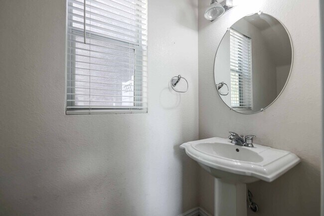 Foto del edificio - COZY 3 BEDROOM HOUSE FOR RENT