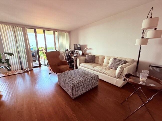 Foto del edificio - 1 Bay Club Dr