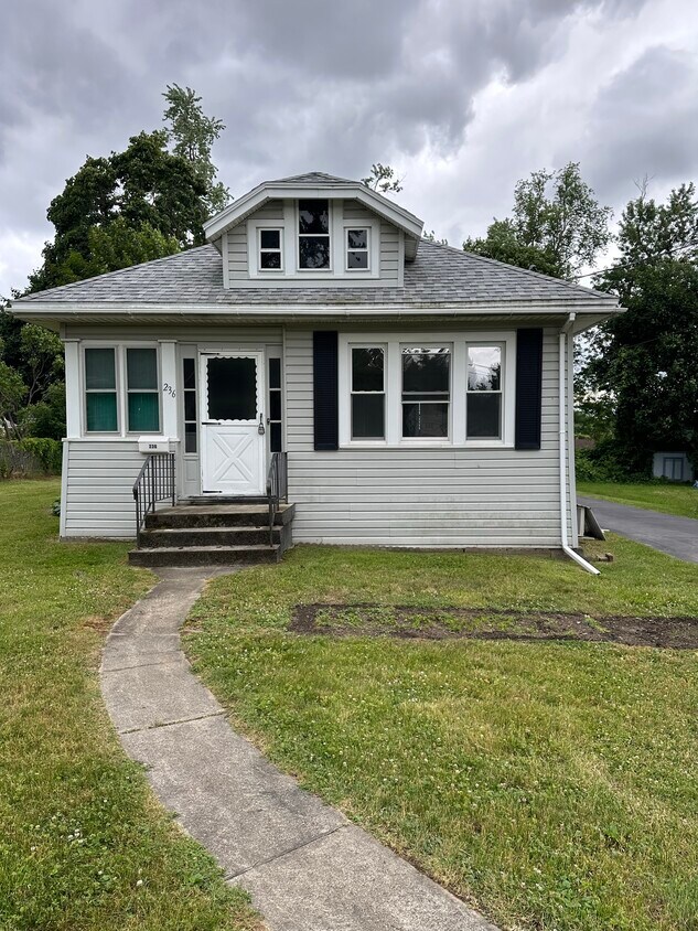 Primary Photo - 236 Hudson Ave E