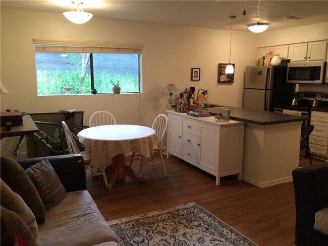 Foto del edificio - 1117 Hollow Creek Dr