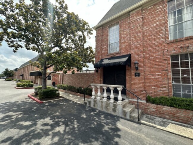 Building Photo - Large first floor condo in Alamo Heights