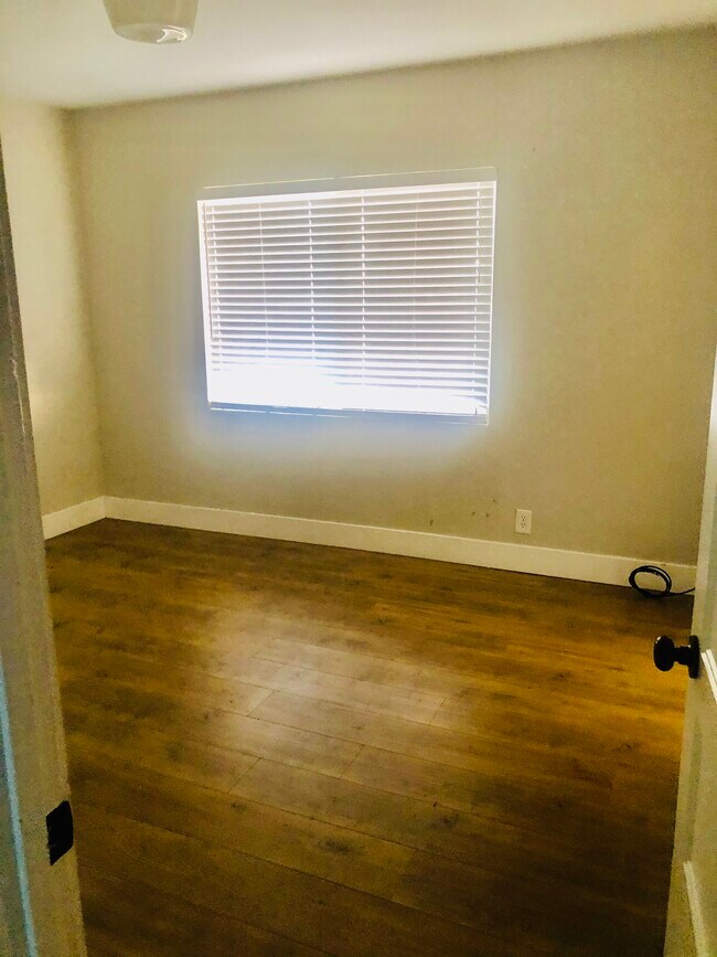 dormitorio - 827 E Washington Blvd