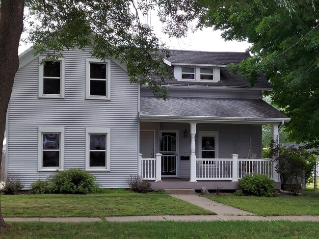 Front - 615 Lake St