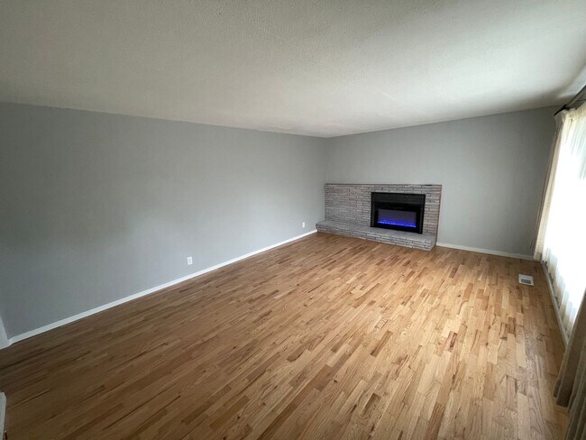 Foto del edificio - 3 bedroom/ 2 bathroom Home  - NOW