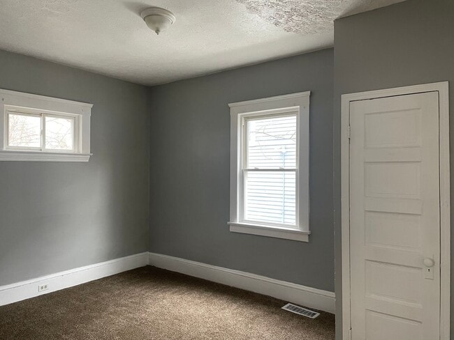 Building Photo - 4 BED 1 BATH SINGLE FAMILY HOME IN CLEVELAND!