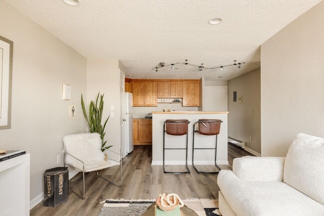 Top-Floor 2BA, 1BA Cap Hill Condo with Par... - Top-Floor 2BA, 1BA Cap Hill Condo with Par...