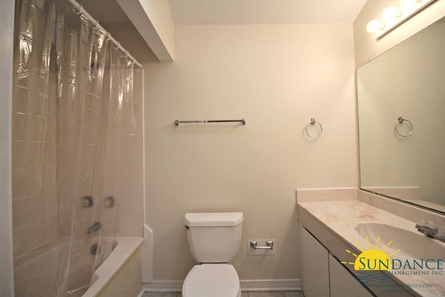 Building Photo - Quaint 2 Bedroom Home in Fort Walton