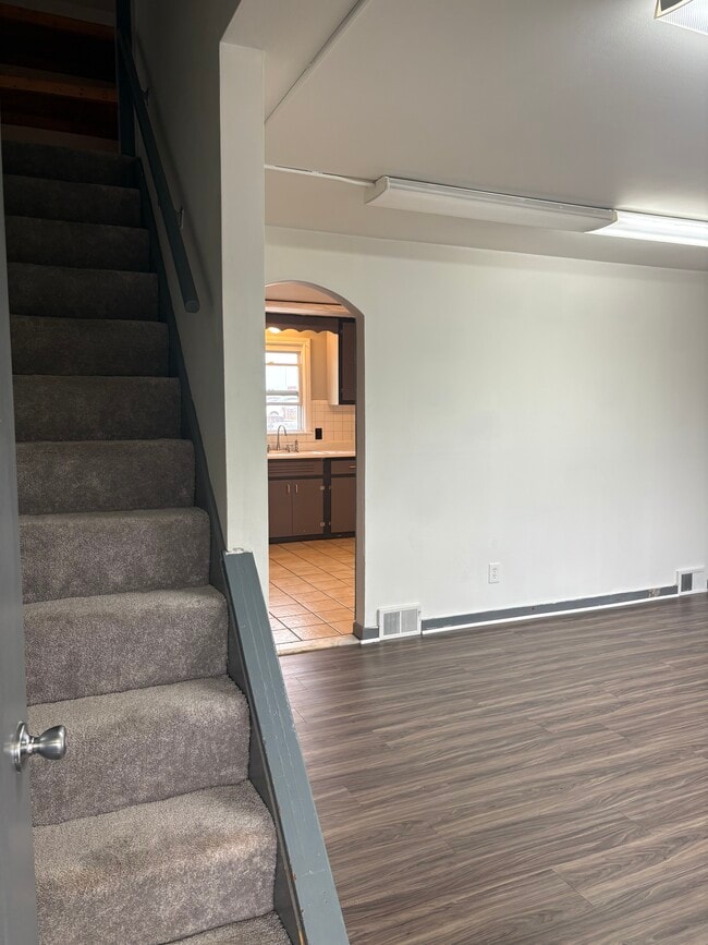 Building Photo - 621 Aero Dr