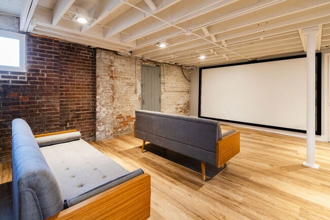 Building Photo - 1501 E 105th St