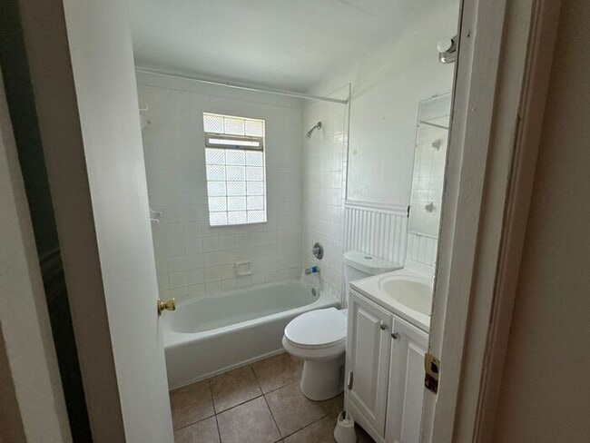 Building Photo - 3 br / 2 ba house with nice sized master b...