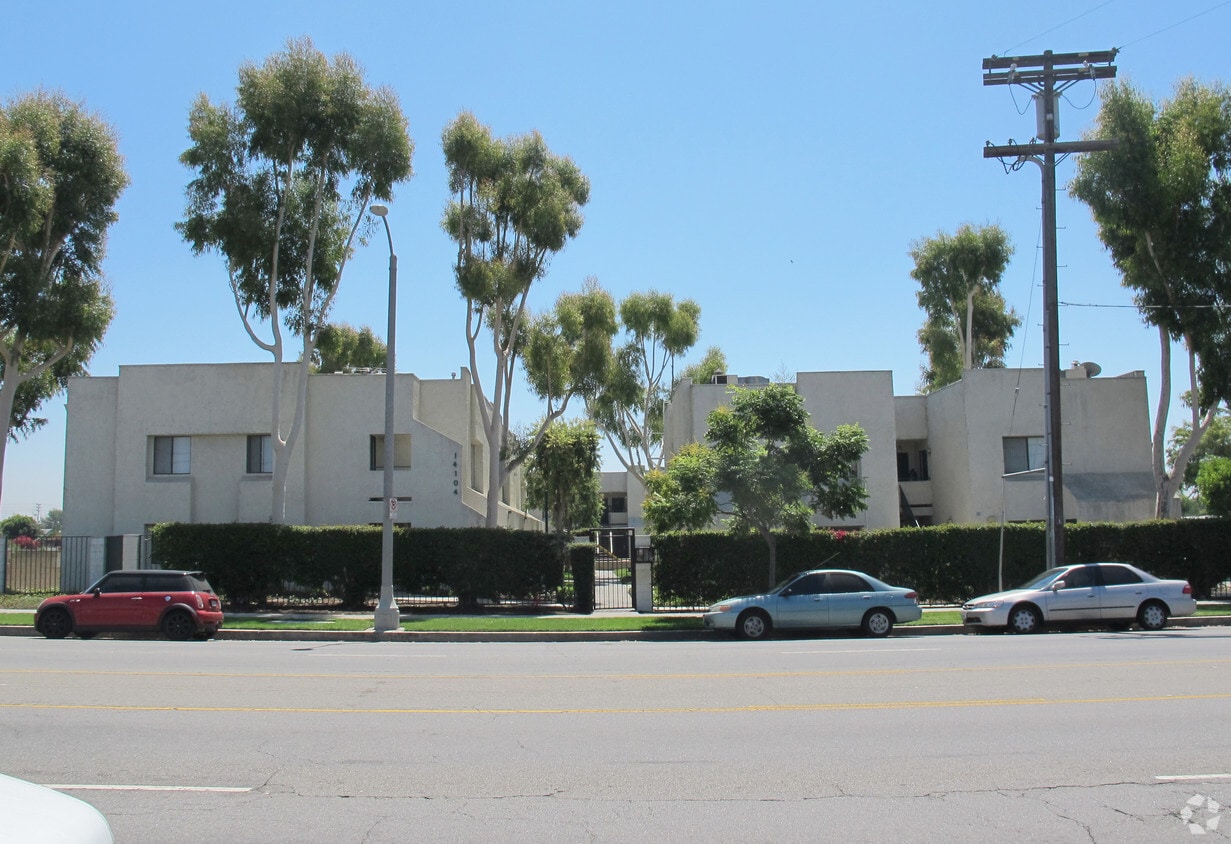 Building Photo - Woodman Arleta Apartments (Arleta)
