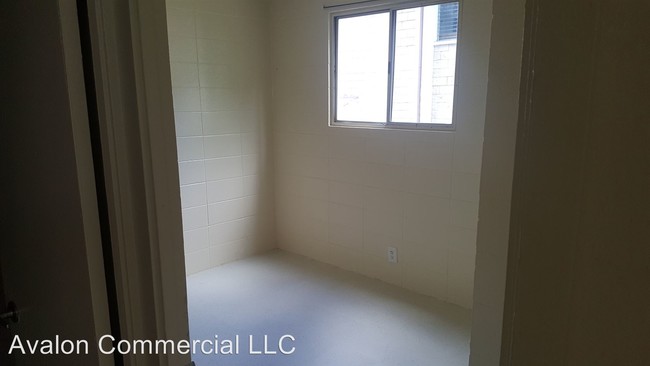 Building Photo - 807 N Vineyard Blvd