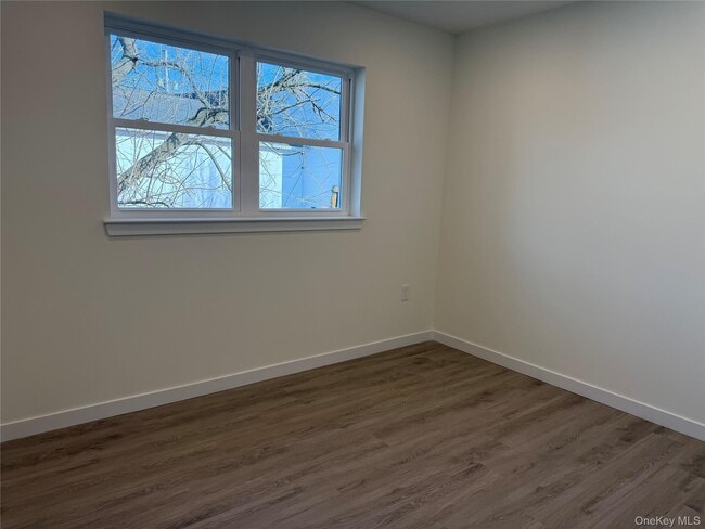 Building Photo - 5 Colonial Dr