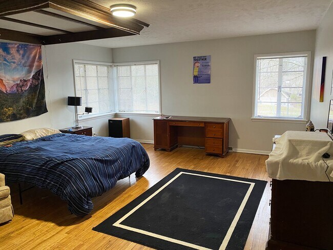 Dormitorio - 2000 E Atwater Ave