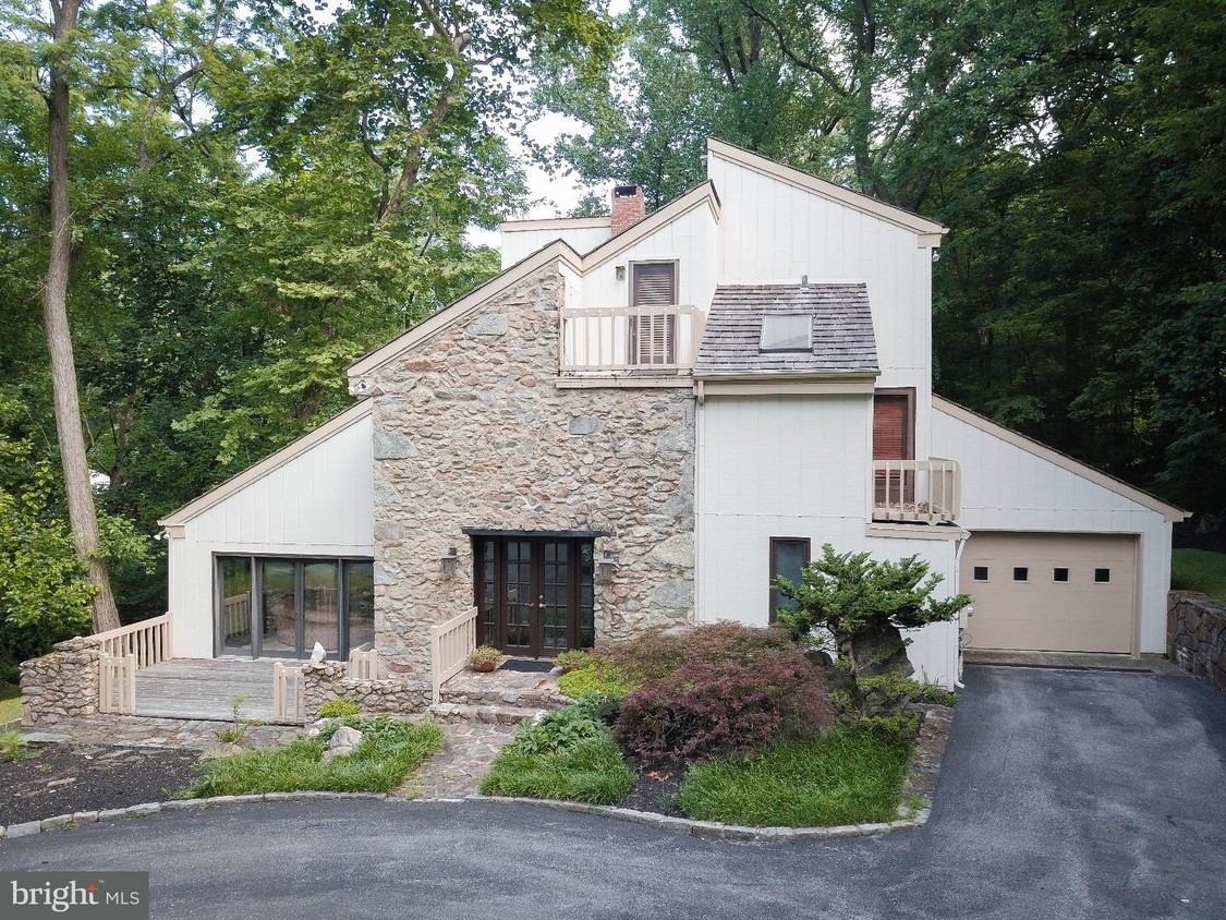 Primary Photo - 116 Oakwood Ln