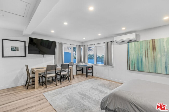 Building Photo - 3937 Kentucky Dr