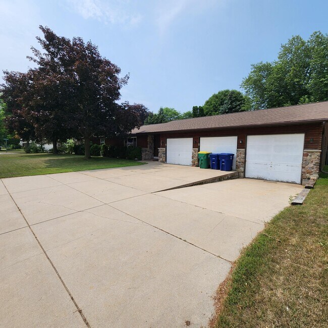 Building Photo - 1300 Crestwood Dr